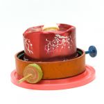 こまくん ごうこかいと<br>
<br>
地球のみんなを守るために、<br>
パンチとキックの練習を毎日している。<br>
たまに手をとってコマにして遊んでいる。