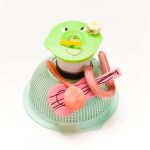 ギターマンプロペラ君 いまいすずね<br>
<br>
鼻のプロペラで空を飛び、<br>
さすらいの旅をするギターマン。<br>
頭のお花はファンにもらったものだが、<br>
正直はずかしい。本当はギターのイヤリングをつけたい。