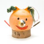 へんぶた さいとうつかさ<br>
<br>
今はコンビニでアルバイトをしているが、<br>
世界一のサーカス団の団長になる事が夢。<br>
いつも笑っているから人に好かれる。